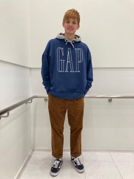 GAPの(M)Gapロゴ クルーネックスウェットシャツを使ったコーディネートを紹介します。｜Rakuten Fashion(楽天ファッション／旧楽天ブランドアベニュー)1066140