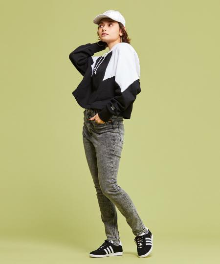 adidasのPRIMEBLUE リラックス パンツ [BOYFRIEND PANTS] アディダスオリジナルスを使ったコーディネートを紹介します。｜Rakuten Fashion(楽天ファッション／旧楽天ブランドアベニュー)1072343