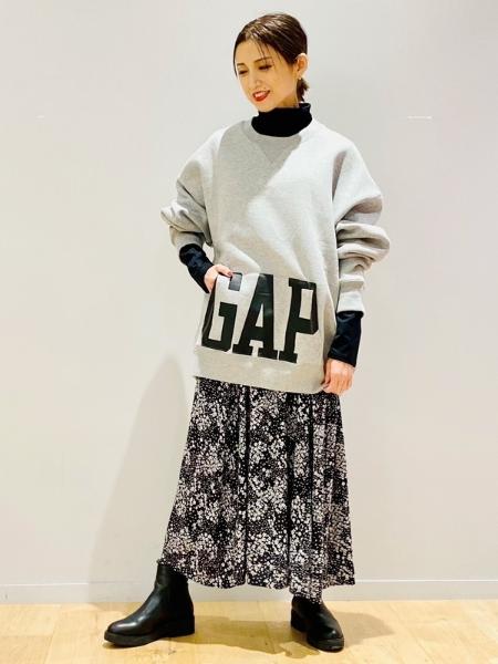 GAPの(M)Gapロゴスウェットシャツを使ったコーディネートを紹介します。｜Rakuten Fashion(楽天ファッション／旧楽天ブランドアベニュー)1270511