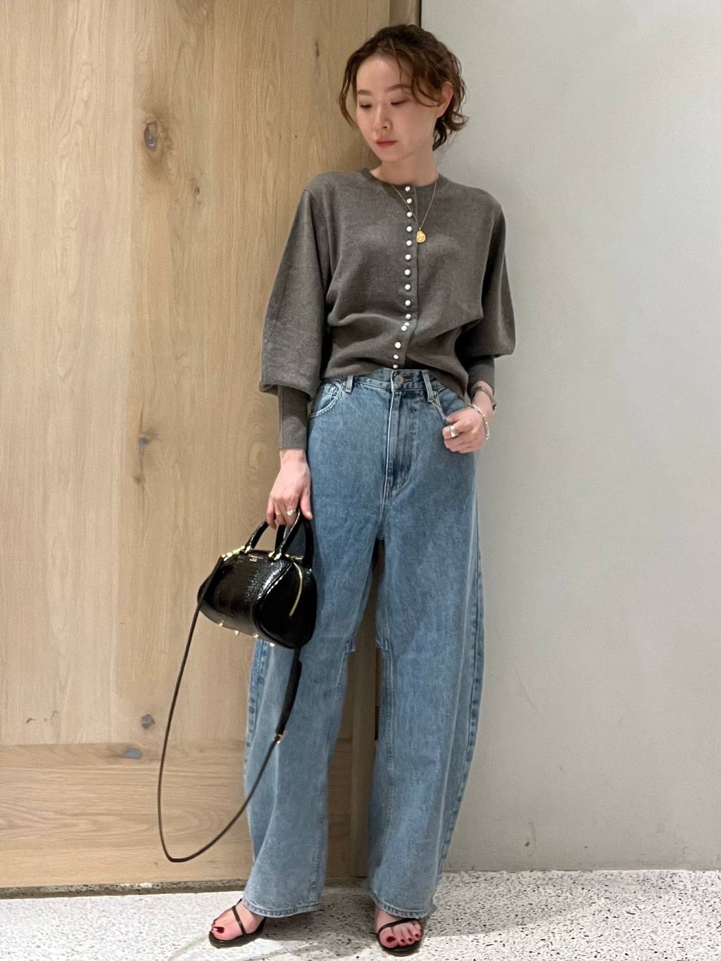 Curensologyの<&RC>カーヴィーデニムパンツを使ったコーディネートを紹介します。｜Rakuten Fashion(楽天ファッション／旧楽天ブランドアベニュー)1580884