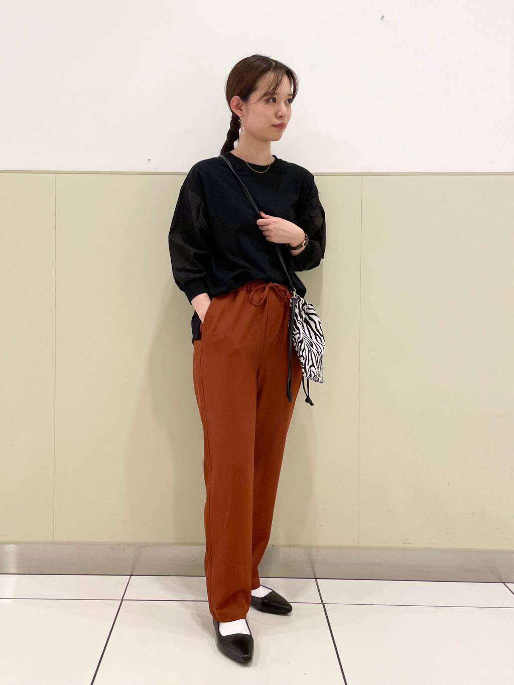 LAKOLEのスクエアカットギャザーパンプスを使ったコーディネートを紹介します。｜Rakuten Fashion(楽天ファッション／旧楽天ブランドアベニュー)1623140