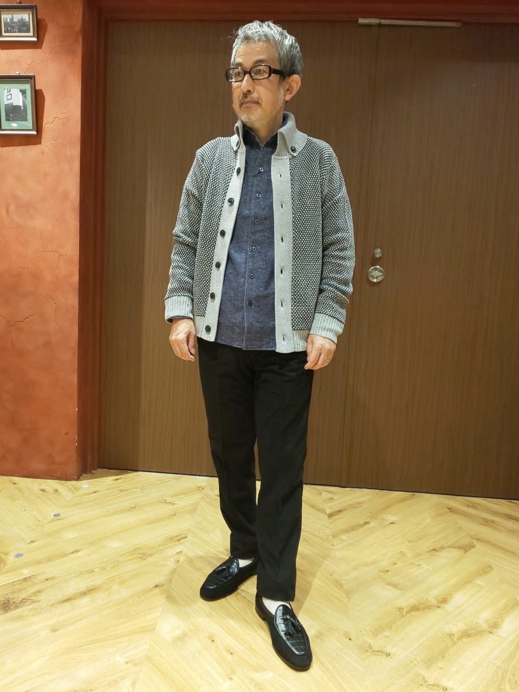 MEN'S BIGIの【俳優 渡部篤郎さん着用】親子コーデュロイストレッチイージースラックスを使ったコーディネートを紹介します。｜Rakuten Fashion(楽天ファッション／旧楽天ブランドアベニュー)1908490