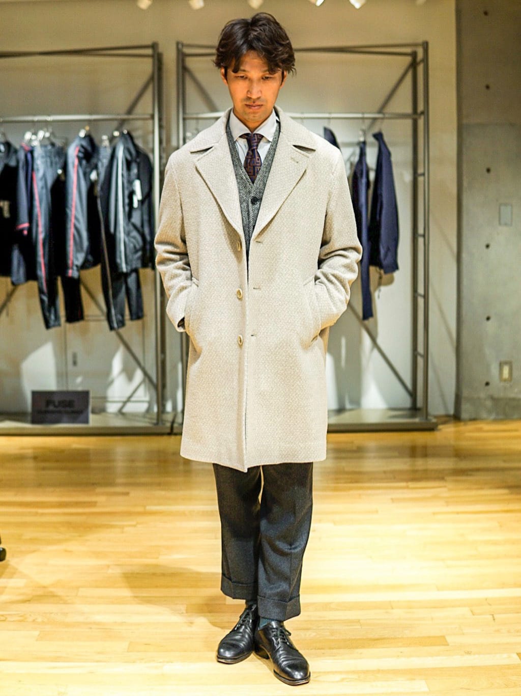 MEN'S BIGIのスーパー110Sドビーヘリンボーンチェスターコートを使ったコーディネートを紹介します。｜Rakuten Fashion(楽天ファッション／旧楽天ブランドアベニュー)1981278