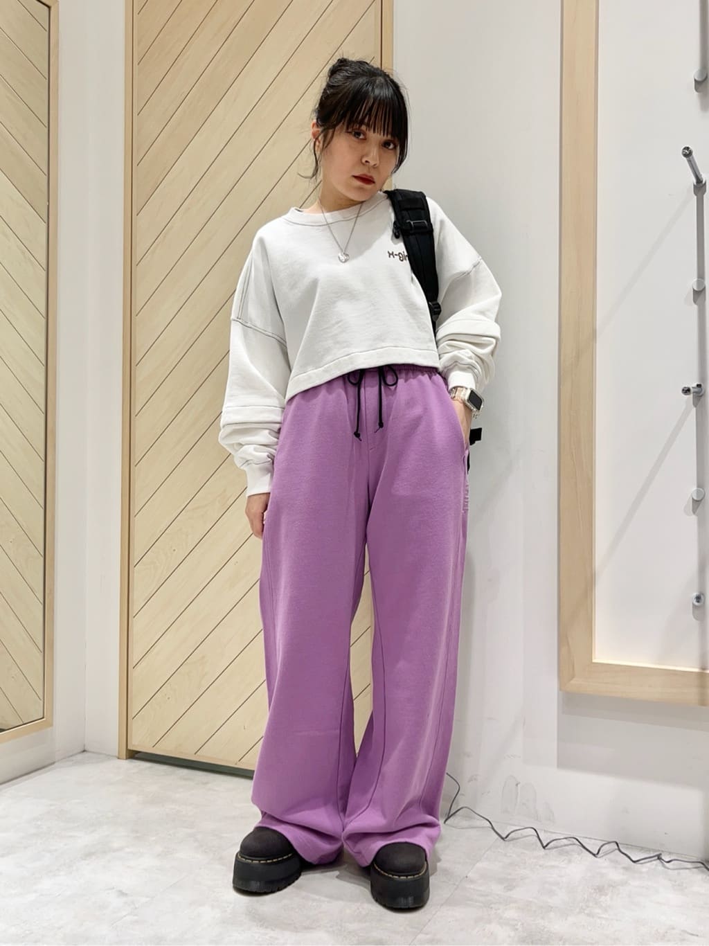 X-girlのWIDE LEG SWEAT PANTS パンツ X-girlを使ったコーディネートを紹介します。｜Rakuten Fashion(楽天ファッション／旧楽天ブランドアベニュー)2174745