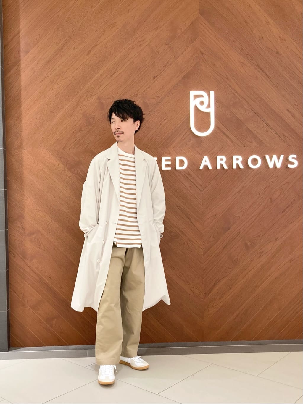 UNITED ARROWSのディクロス サイドスリット ラグランスリーブ コートを