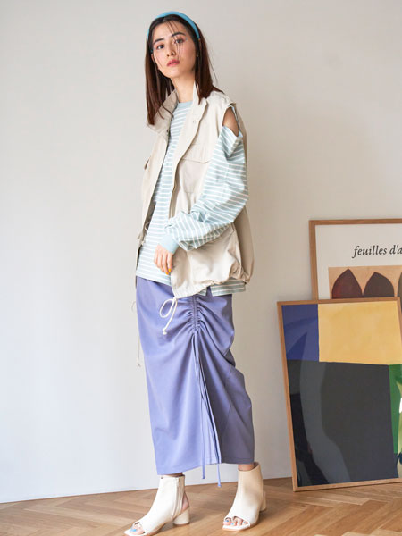 VENCE EXCHANGEのカットジョーゼットシャーリングスカートを使ったコーディネートを紹介します。｜Rakuten Fashion(楽天ファッション／旧楽天ブランドアベニュー)2333408