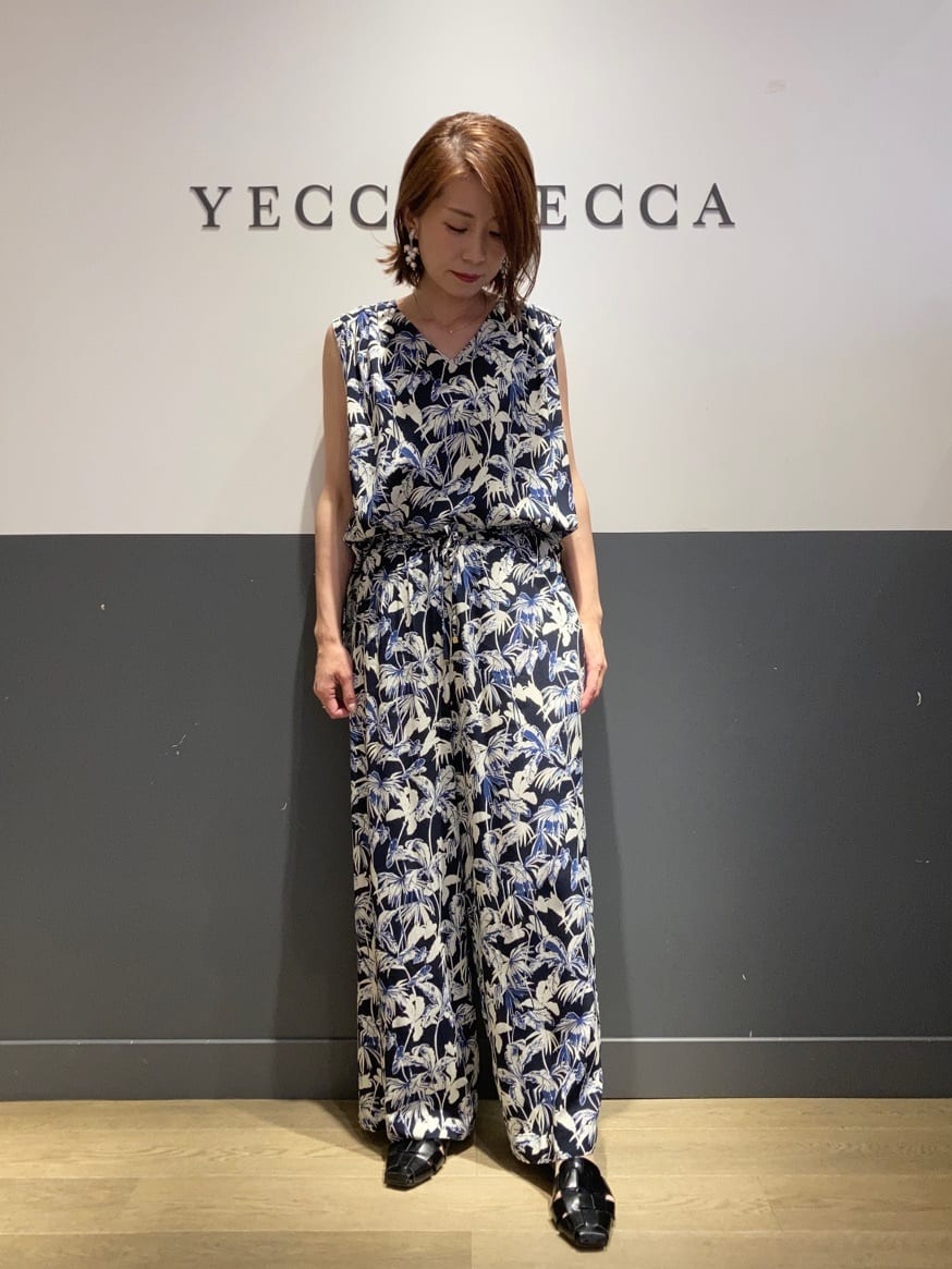 YECCA VECCAの2wayミュルーズプリントブラウスを使ったコーディネート