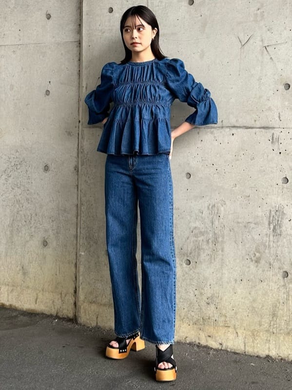 moussyの2WAY DENIM SHIRRING ブラウスを使ったコーディネート