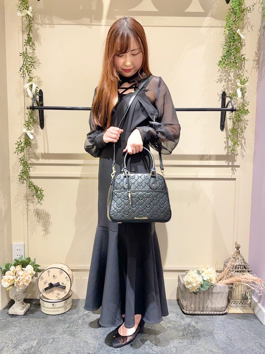 Maison de FLEURのモノグラムトラペゾイドバッグを使った