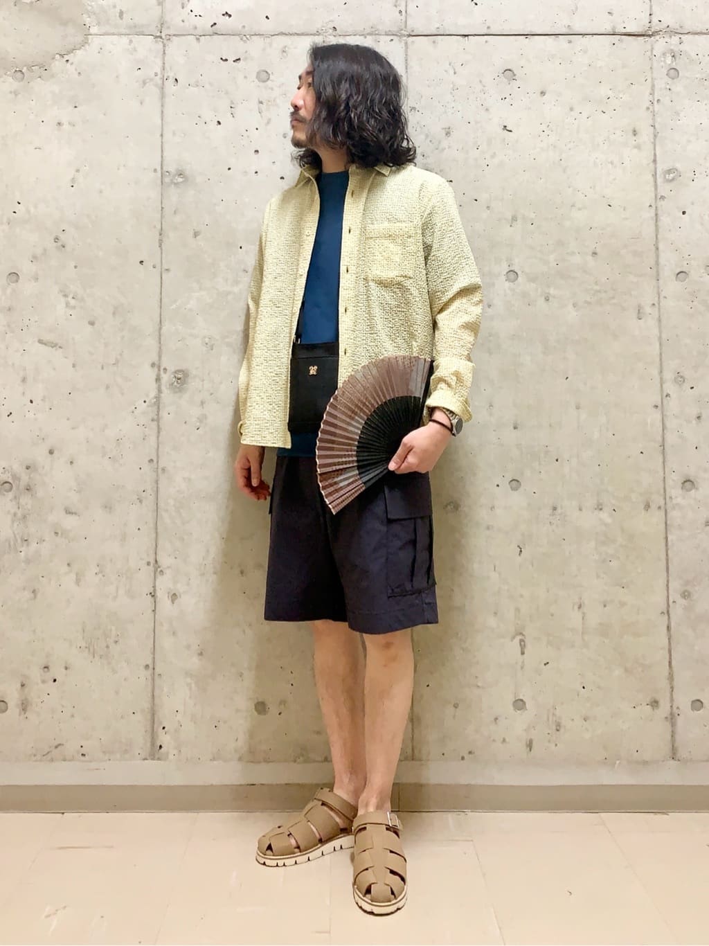 TAKEO KIKUCHIのストレッチ カーゴ ショートパンツを使ったコーディネートを紹介します。｜Rakuten Fashion(楽天ファッション／旧楽天ブランドアベニュー)2719547
