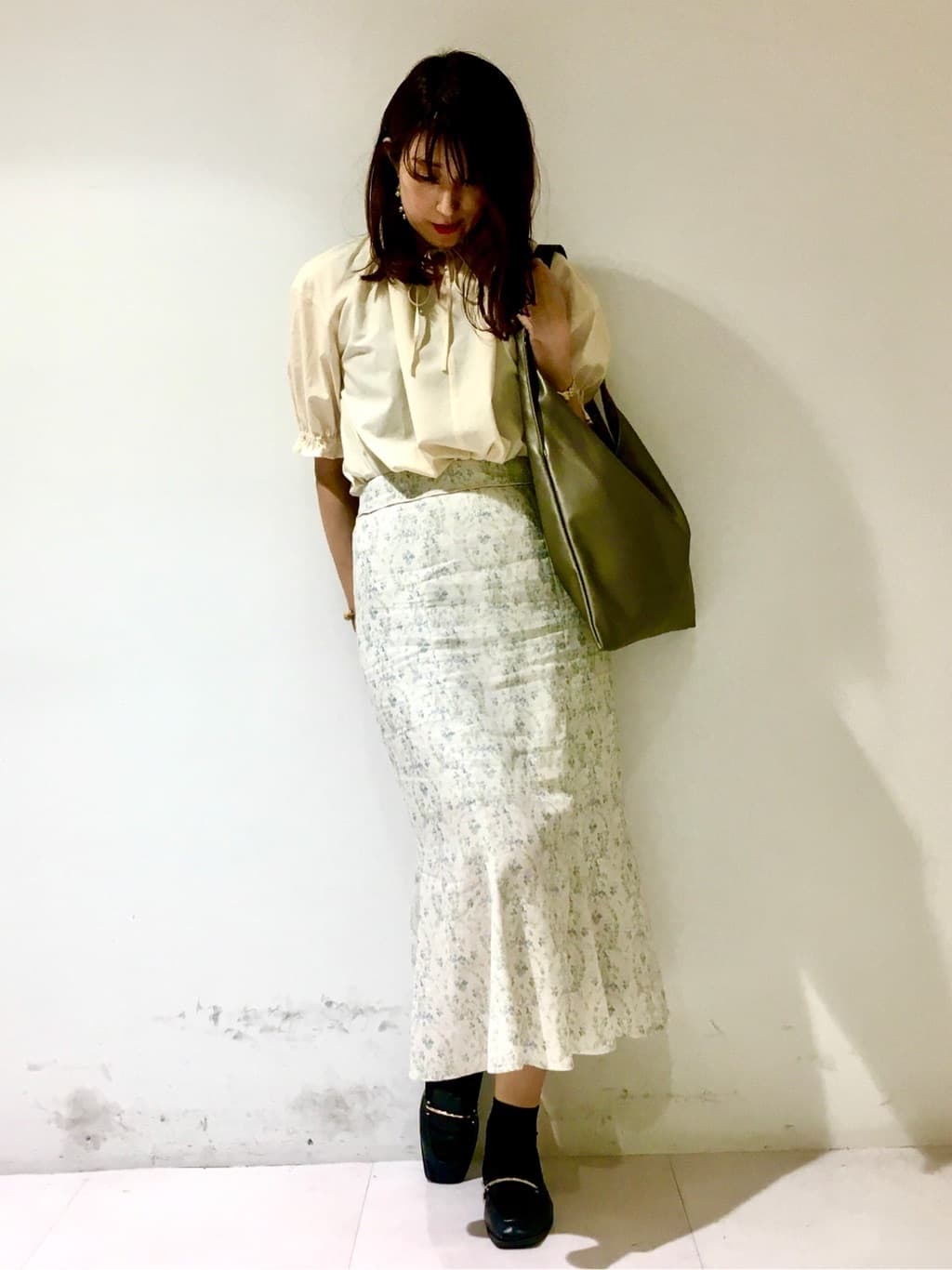 LAURA ASHLEYのホーリーホックス柄 バッグMを使ったコーディネートを紹介します。｜Rakuten Fashion(楽天ファッション／旧楽天ブランドアベニュー)2721990