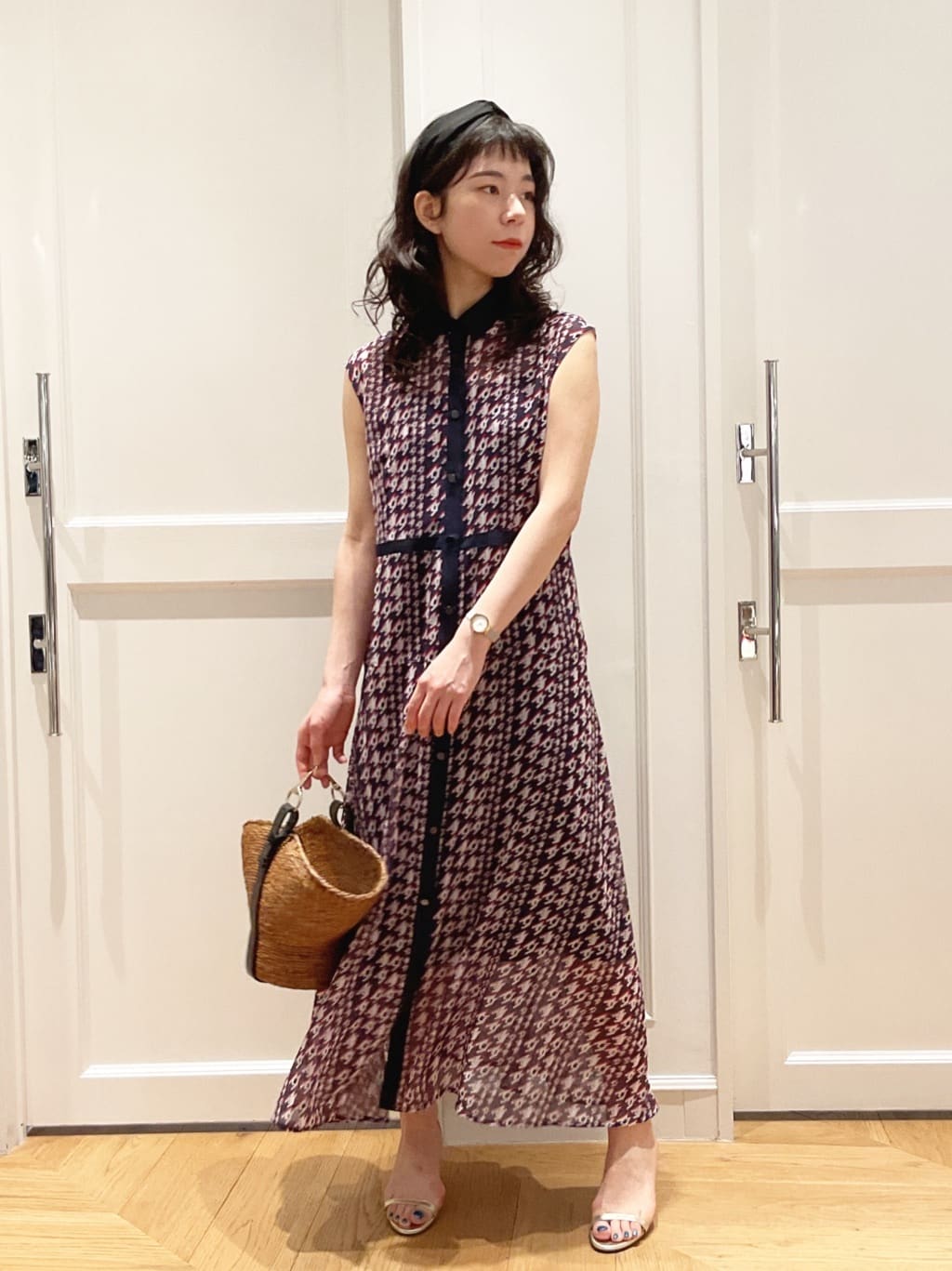 allurevilleのバイヤスチドリプリントノースリーブシャツワンピースを 