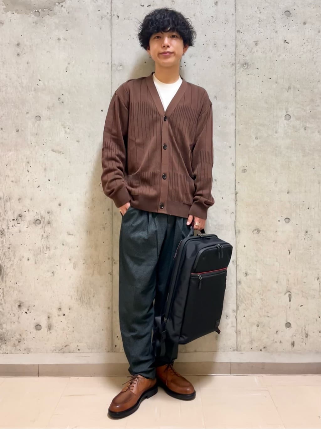 TAKEO KIKUCHIの【Sサイズ~】ランダム ストライプ ニット カーディガンを使ったコーディネートを紹介します。｜Rakuten Fashion(楽天ファッション／旧楽天ブランドアベニュー)2881058