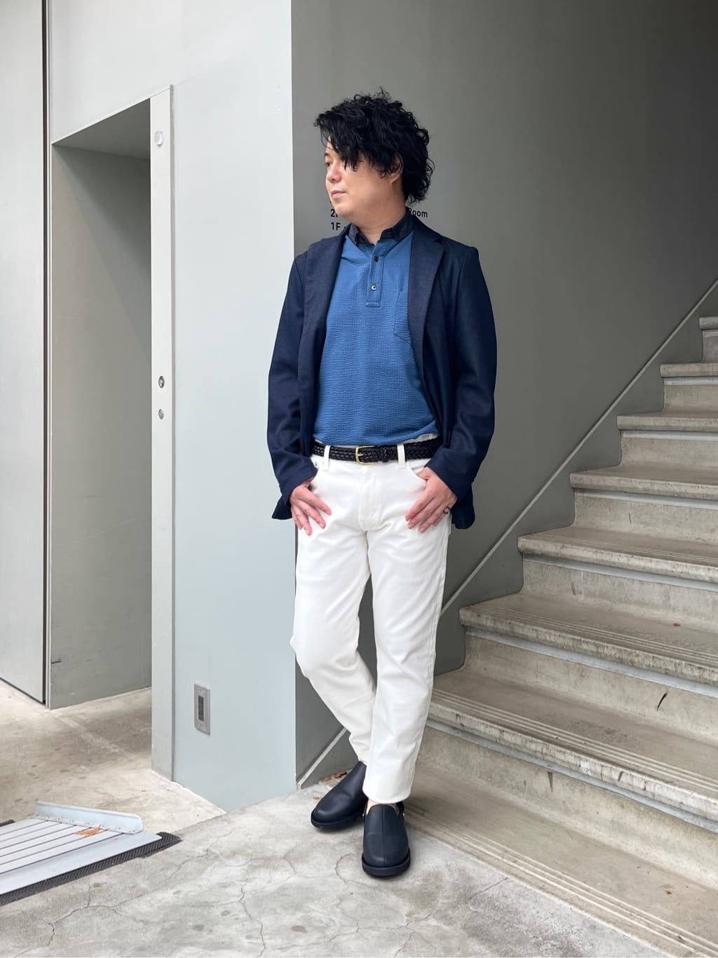 TAKEO KIKUCHIの4WAYストレッチデニムパンツを使ったコーディネートを紹介します。｜Rakuten Fashion(楽天ファッション／旧楽天ブランドアベニュー)2965090