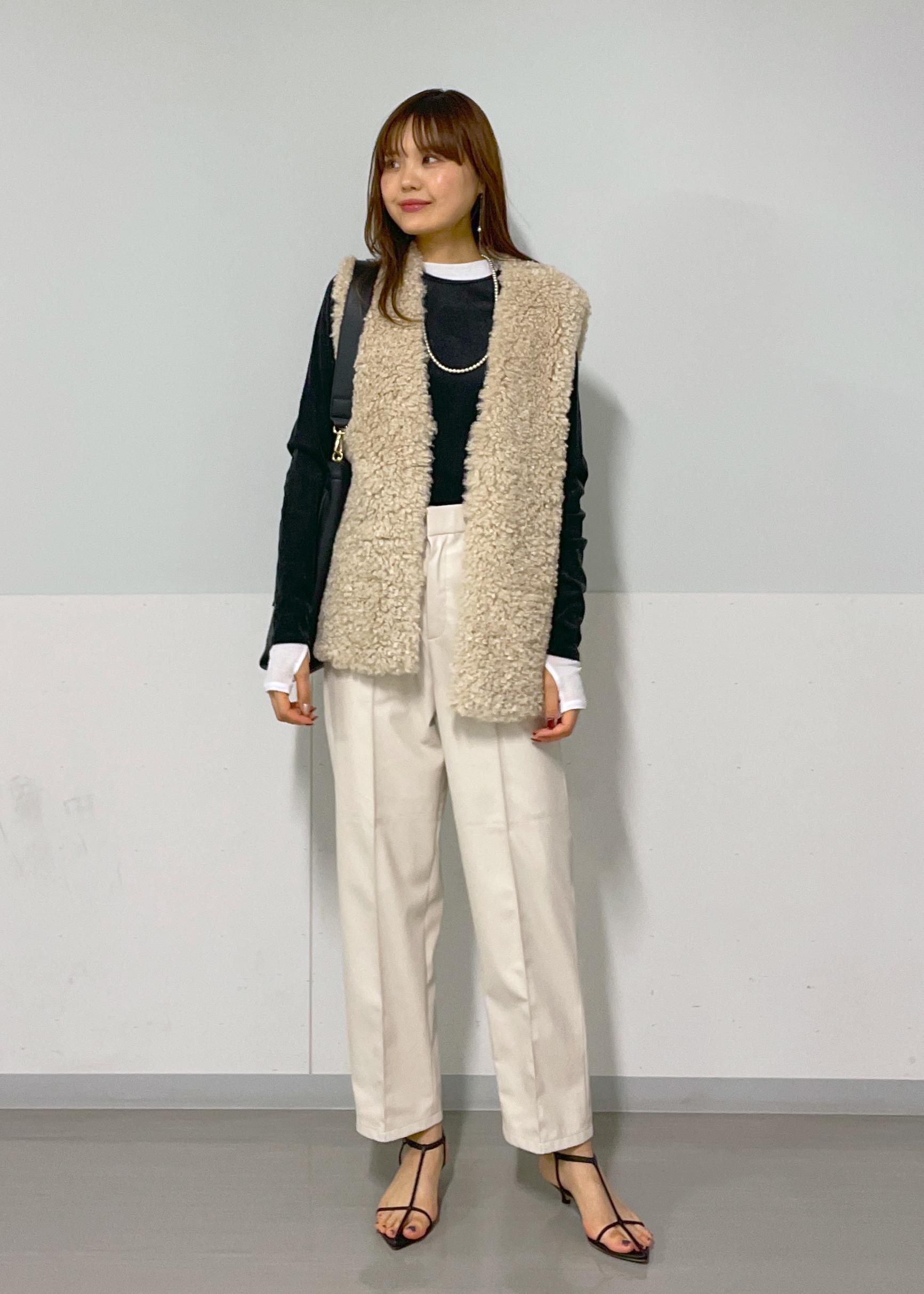 SALON adam et rope'のフェイクレザーテーパードパンツを使ったコーディネートを紹介します。｜Rakuten Fashion(楽天ファッション／旧楽天ブランドアベニュー)3111337