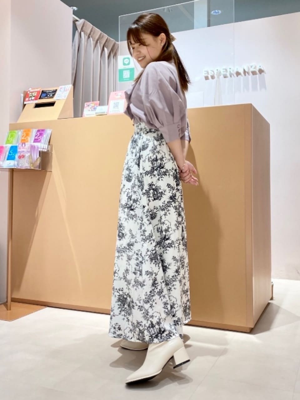 ESPERANZAのスクエアトゥストレッチヒールショートブーツを使ったコーディネートを紹介します。｜Rakuten Fashion(楽天ファッション／旧楽天ブランドアベニュー)3001758