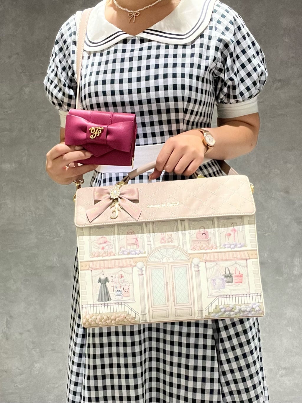 Maison de FLEURのピンクFリボンウォレットを使ったコーディネートを紹介します。｜Rakuten Fashion(楽天ファッション／旧楽天ブランドアベニュー)3054778