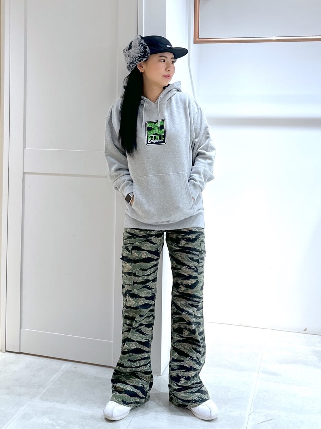 X-girlのNEON BOX LOGO PATCH SWEAT HOODIE パーカー X-girlを使った