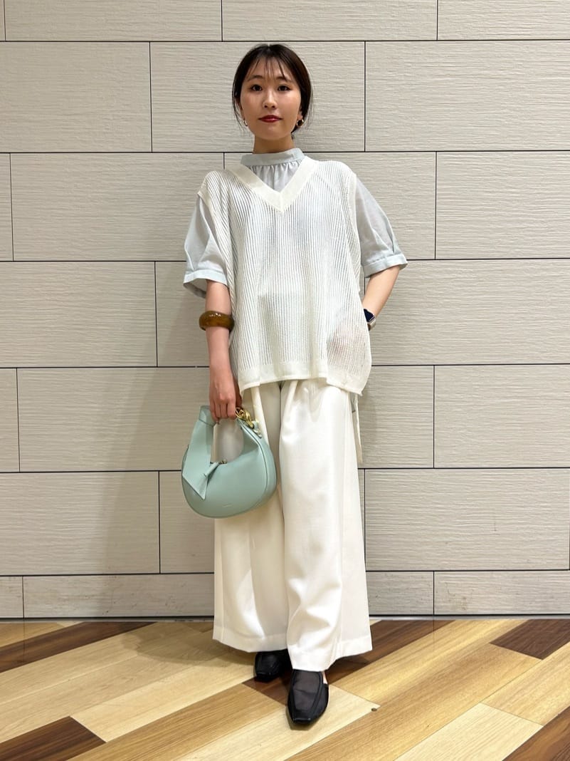 Vinのパフスリーブブラウスを使ったコーディネートを紹介します。｜Rakuten Fashion(楽天ファッション／旧楽天ブランドアベニュー)3091431