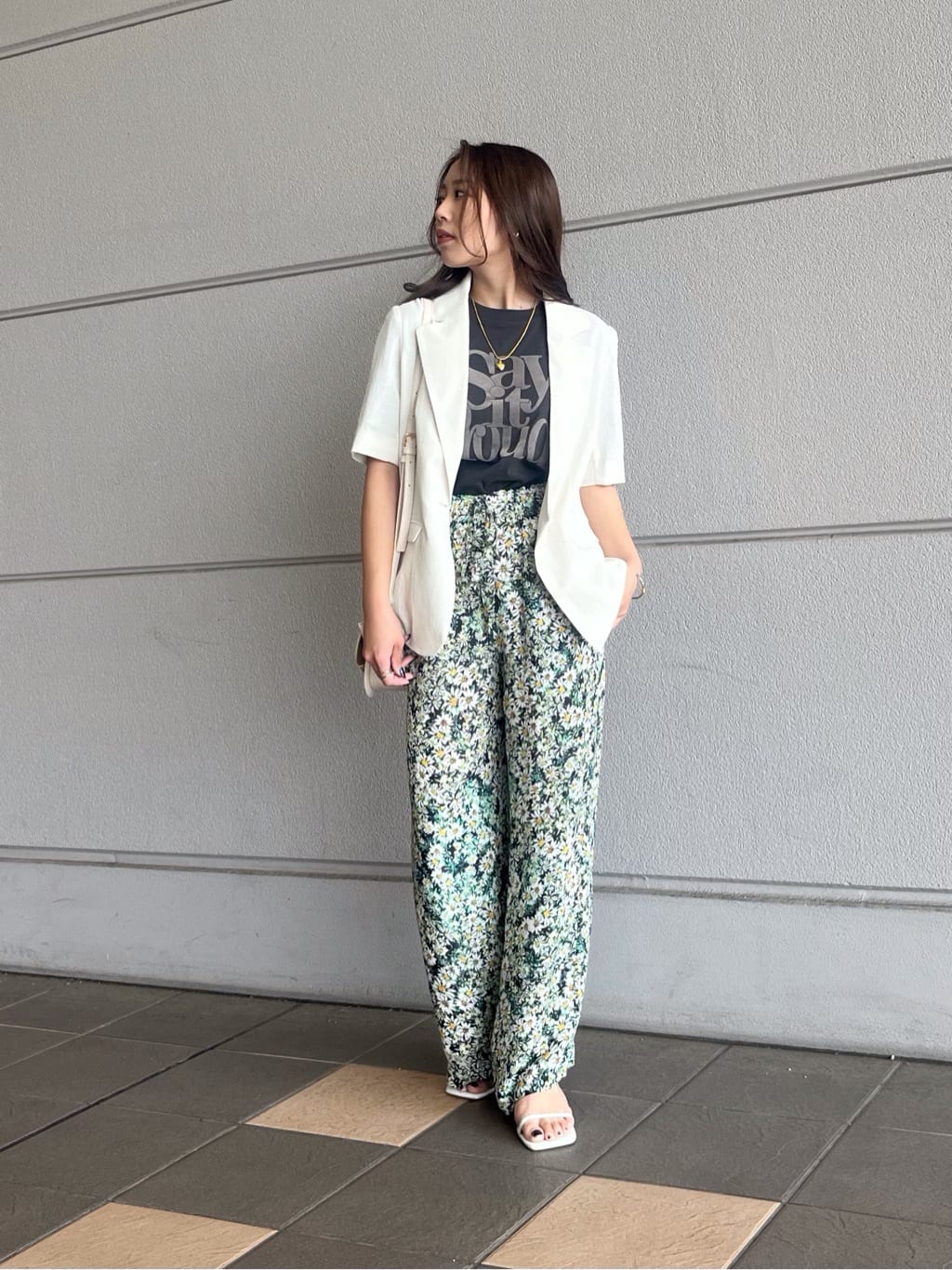 VinのフロッキーバイカラーロゴTシャツを使ったコーディネートを紹介します。｜Rakuten Fashion(楽天ファッション／旧楽天ブランドアベニュー)3103967