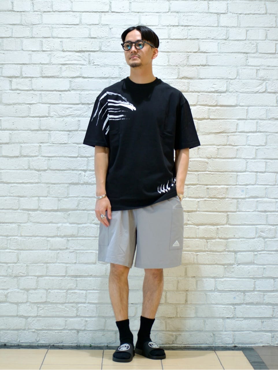 EDIFICEの【隈 研吾 * Paris Saint-Germain】グラフィックプリント Tシャツを使ったコーディネートを紹介します。｜Rakuten Fashion(楽天ファッション／旧楽天ブランドアベニュー)3118661