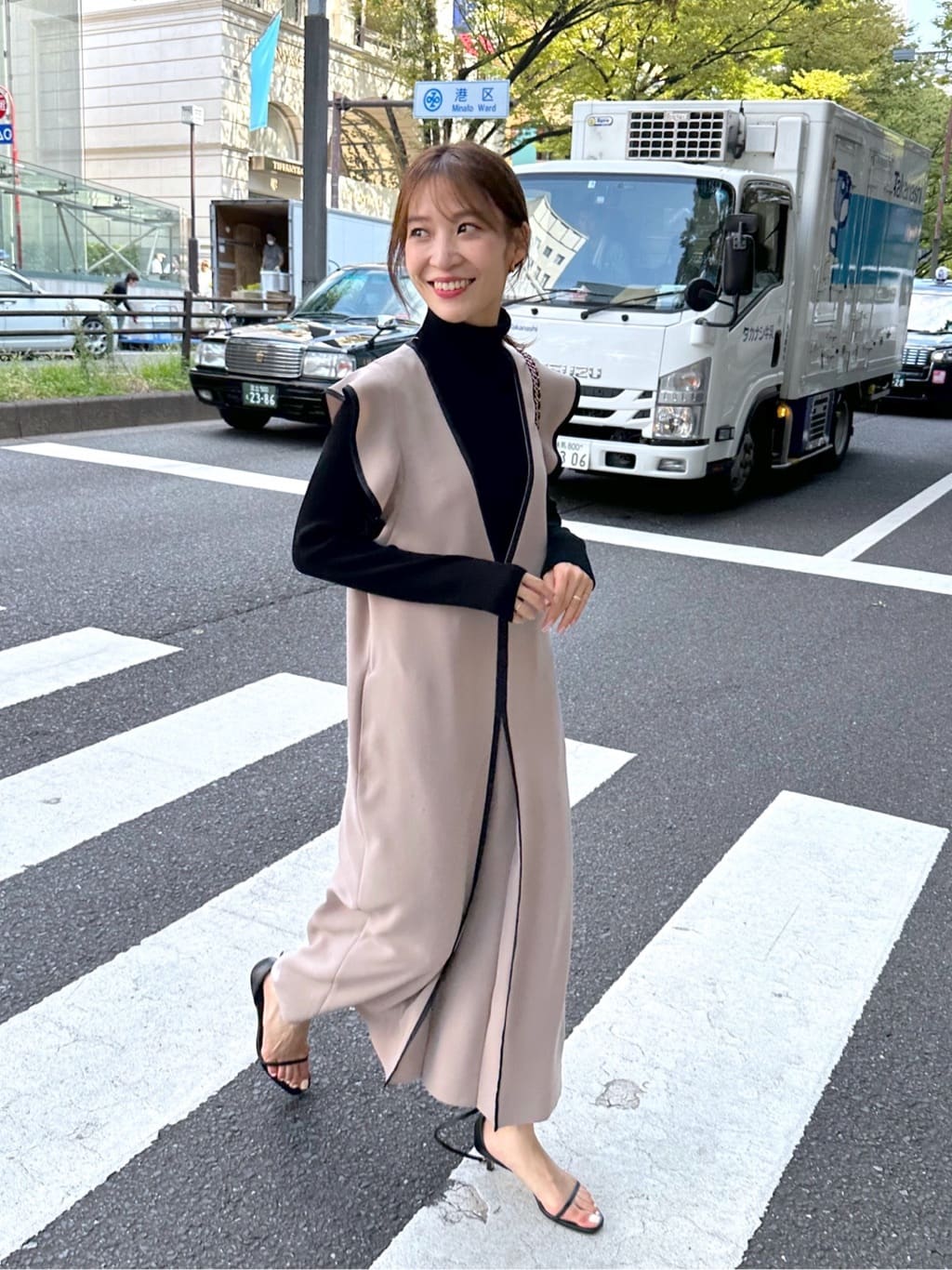 La boutique BonBonのダブルクロスバイカラーラッフルジャンドレを使っ 