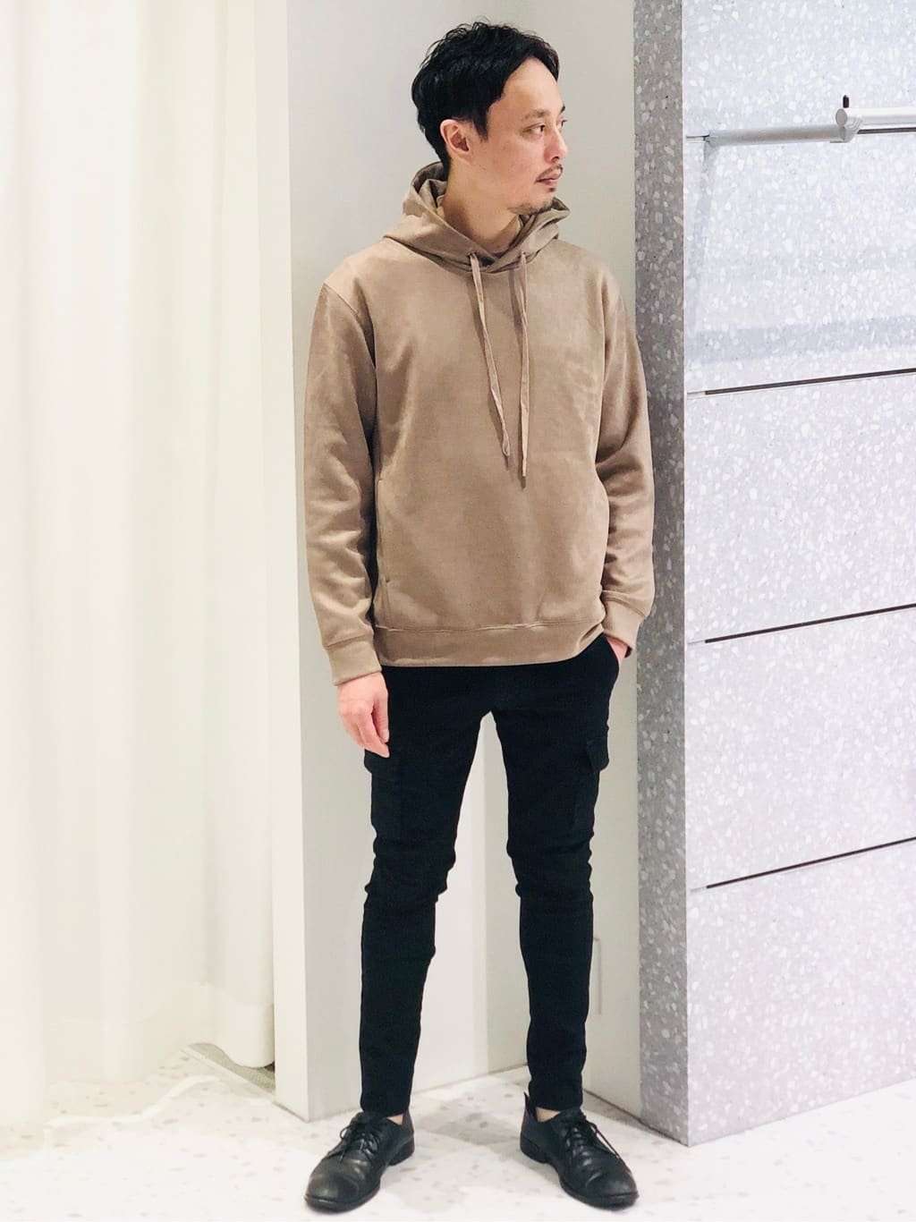 MEN'S BIGIのストレッチフェイクスウェードポンチパーカーを使ったコーディネートを紹介します。｜Rakuten Fashion(楽天ファッション／旧楽天ブランドアベニュー)3191112