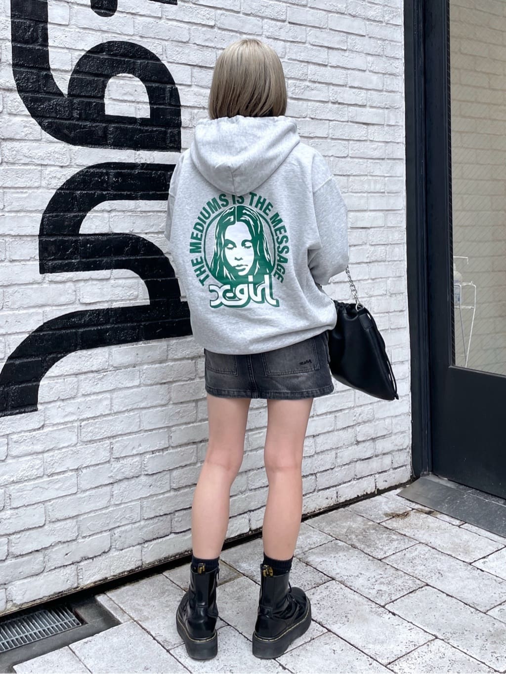 X-girlのCIRCLE BACKGROUND FACE SWEAT HOODIE パーカー X-girlを使っ