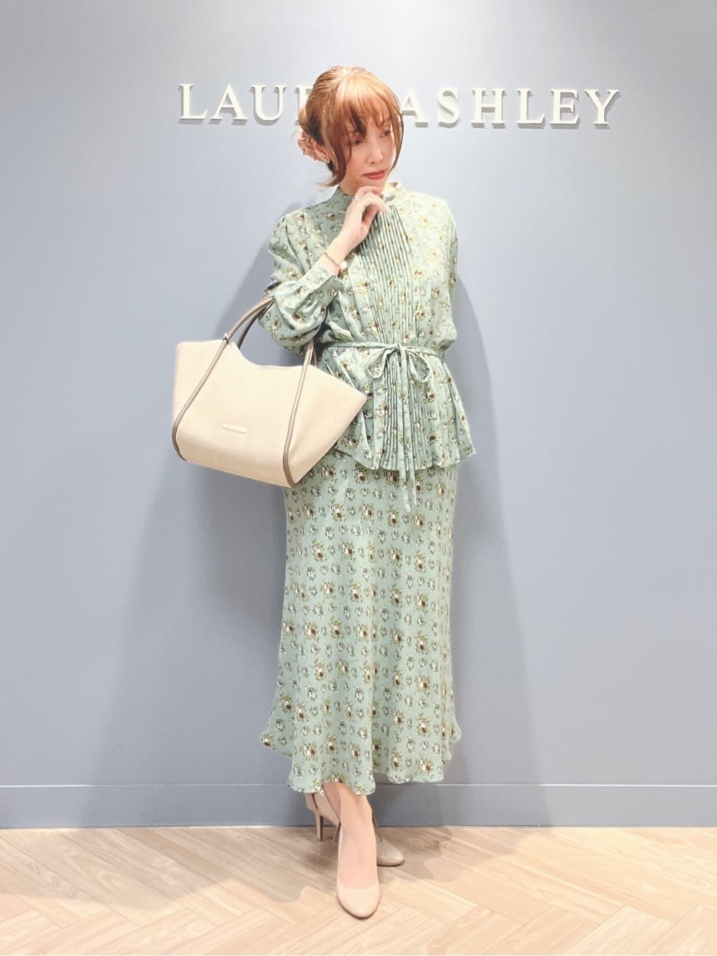 LAURA ASHLEYの【カンタベリー柄ポーチ付き】トートバッグを使ったコーディネートを紹介します。｜Rakuten Fashion(楽天ファッション／旧楽天ブランドアベニュー)3198099