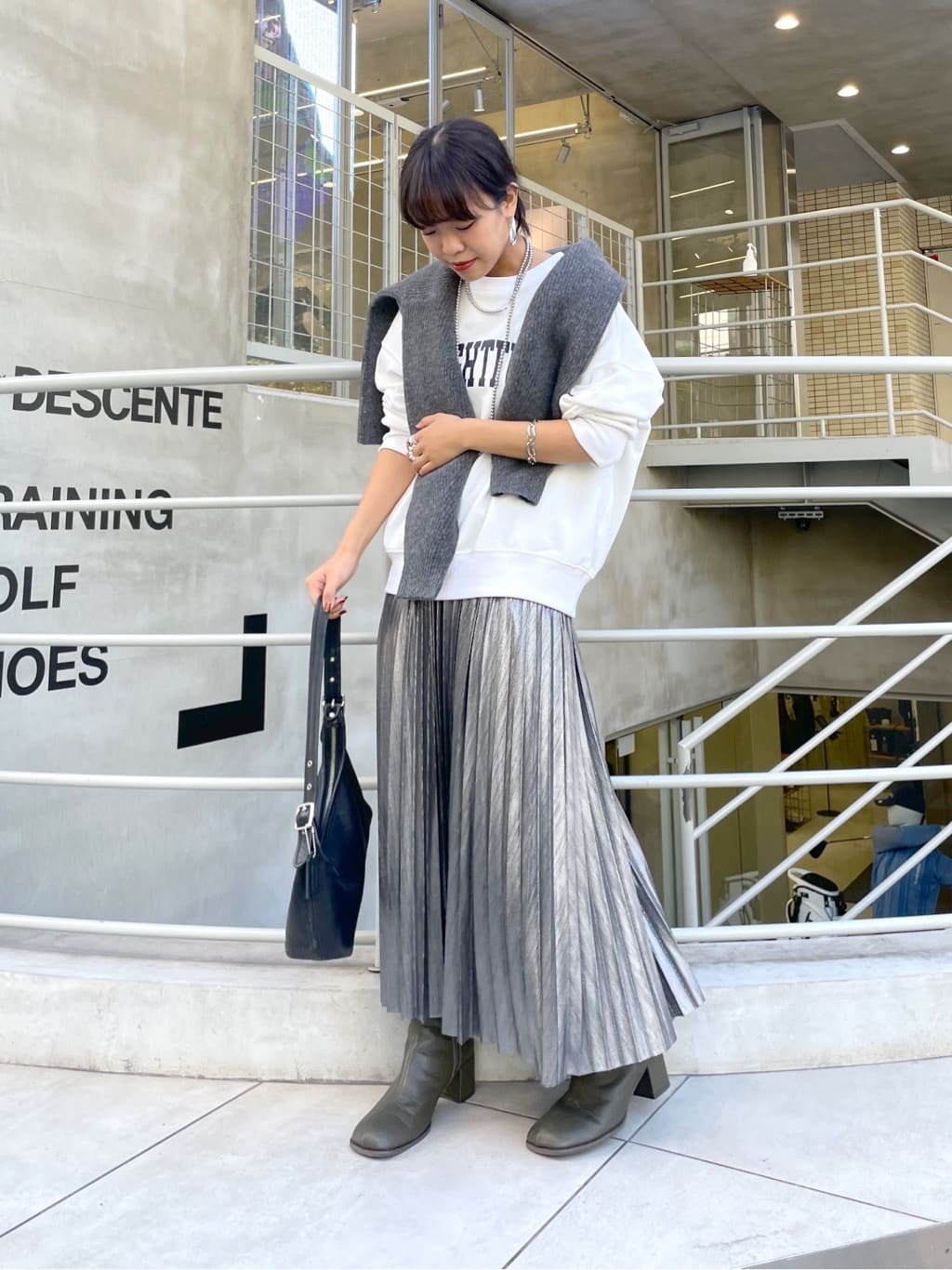 LARUTAのメタリックプリーツスカートを使ったコーディネート | Rakuten