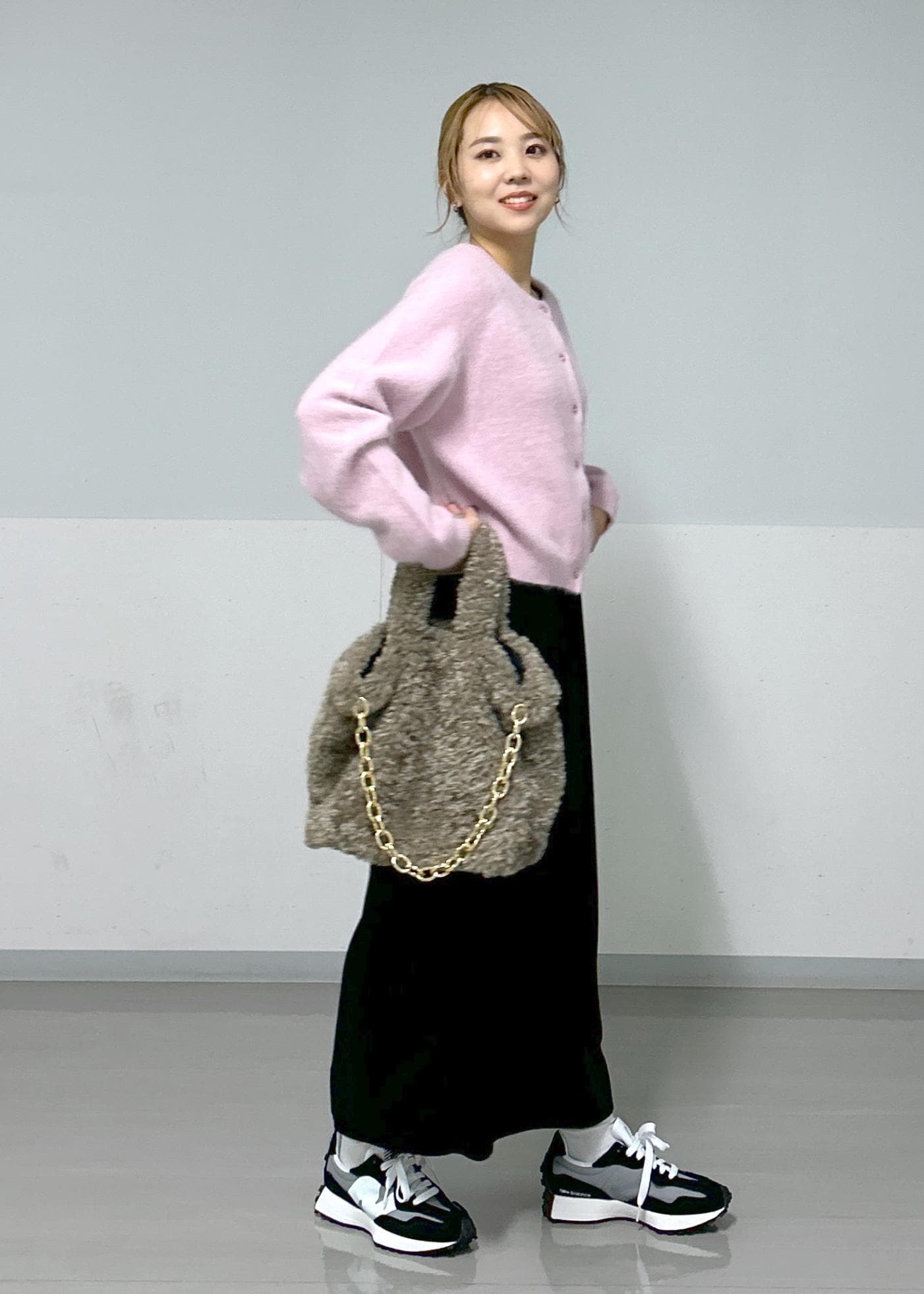 SALON adam et rope'のベロアロングスリットタイトスカート【セットアップ対応・洗える】を使ったコーディネートを紹介します。｜Rakuten Fashion(楽天ファッション／旧楽天ブランドアベニュー)3354610