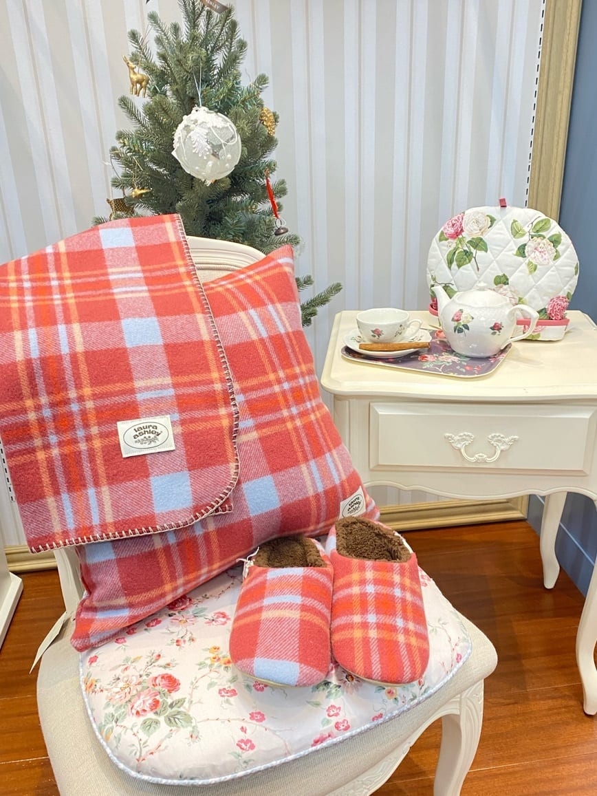 LAURA ASHLEYのコルトンチェック柄 ブランケット 100*70cmを使ったコーディネートを紹介します。｜Rakuten Fashion(楽天ファッション／旧楽天ブランドアベニュー)3322487