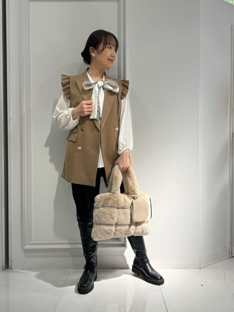 Vinのポケットフリルデザインテーパードパンツを使ったコーディネートを紹介します。｜Rakuten Fashion(楽天ファッション／旧楽天ブランドアベニュー)3336127