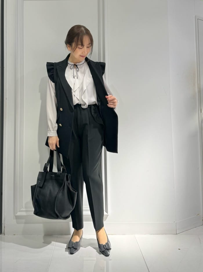 Vinのポケットフリルデザインテーパードパンツを使ったコーディネートを紹介します。｜Rakuten Fashion(楽天ファッション／旧楽天ブランドアベニュー)3394558