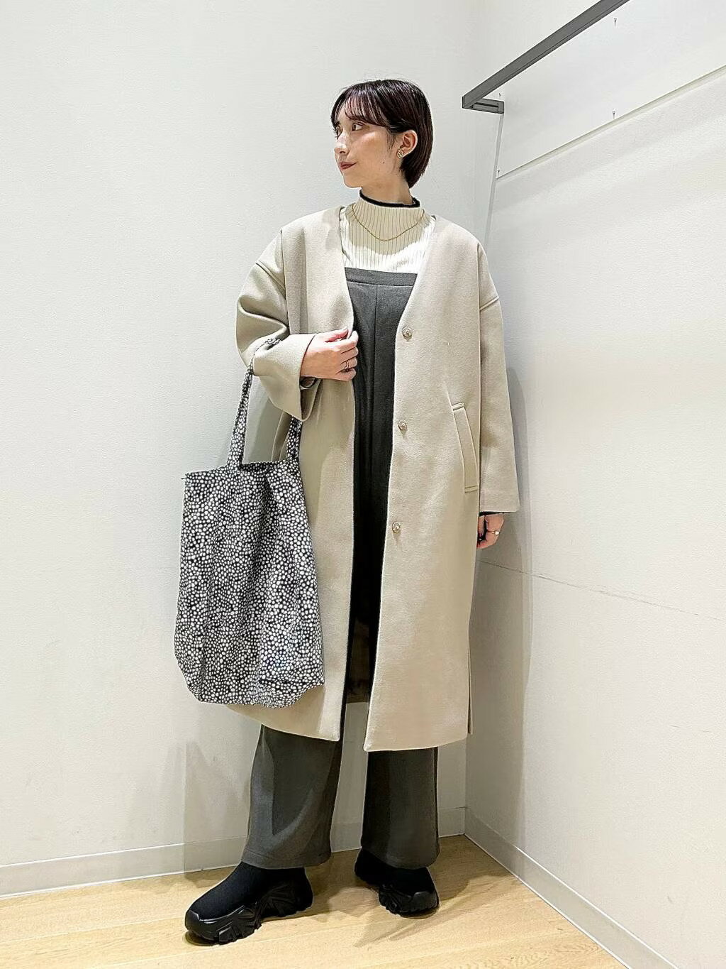 LAKOLEのスクエアビックトートバックを使ったコーディネートを紹介します。｜Rakuten Fashion(楽天ファッション／旧楽天ブランドアベニュー)3402652