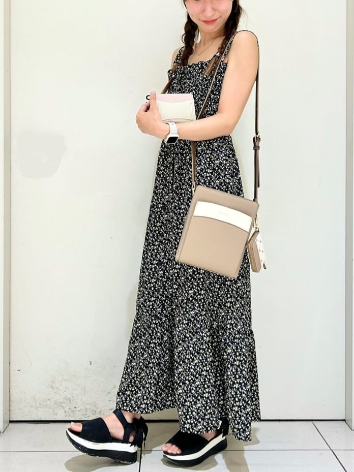 & chouetteの縦型スクエアショルダーバッグを使ったコーディネートを紹介します。｜Rakuten Fashion(楽天ファッション／旧楽天ブランドアベニュー)3429878