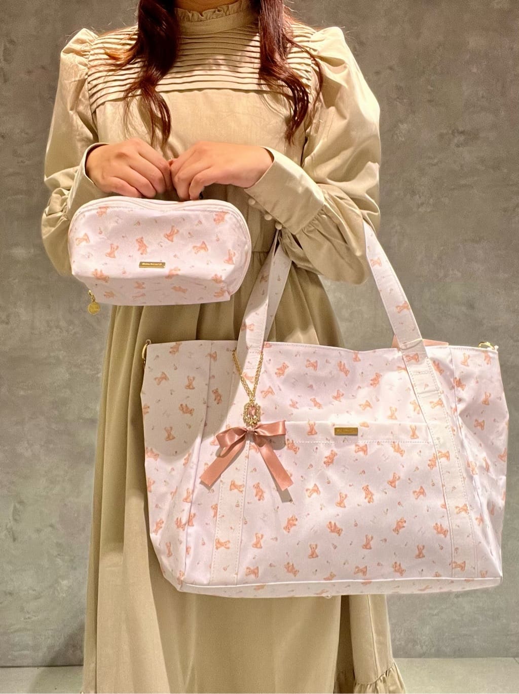 Maison de FLEURのラミネートキャリーオントートを使ったコーディネートを紹介します。｜Rakuten Fashion(楽天ファッション／旧楽天ブランドアベニュー)3438867