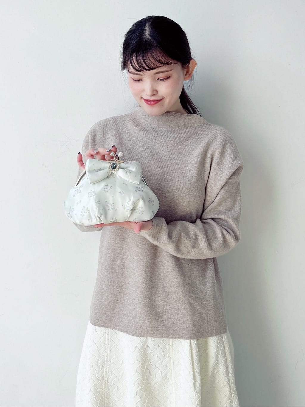 Maison de FLEURのビジューフラワージャカードがまぐちポーチを使ったコーディネートを紹介します。｜Rakuten Fashion(楽天ファッション／旧楽天ブランドアベニュー)3472007