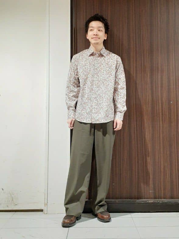 TAKEO KIKUCHIの【小花柄】フローラルパターン シャツを使ったコーディネートを紹介します。｜Rakuten Fashion(楽天ファッション／旧楽天ブランドアベニュー)3501084