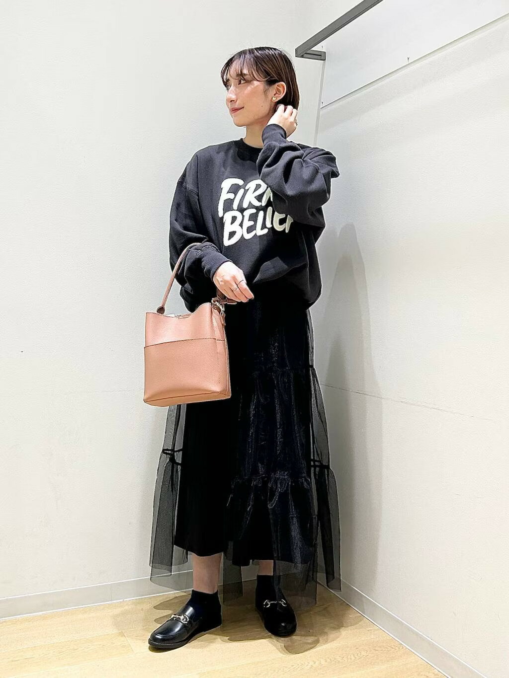 LAKOLEのワンハンドル2WAYスクエアバッグ3を使ったコーディネートを紹介します。｜Rakuten Fashion(楽天ファッション／旧楽天ブランドアベニュー)3524999