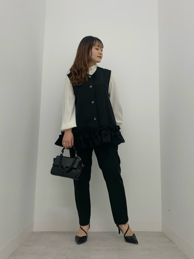 Vinのポケットフリルデザインテーパードパンツを使ったコーディネートを紹介します。｜Rakuten Fashion(楽天ファッション／旧楽天ブランドアベニュー)3543320