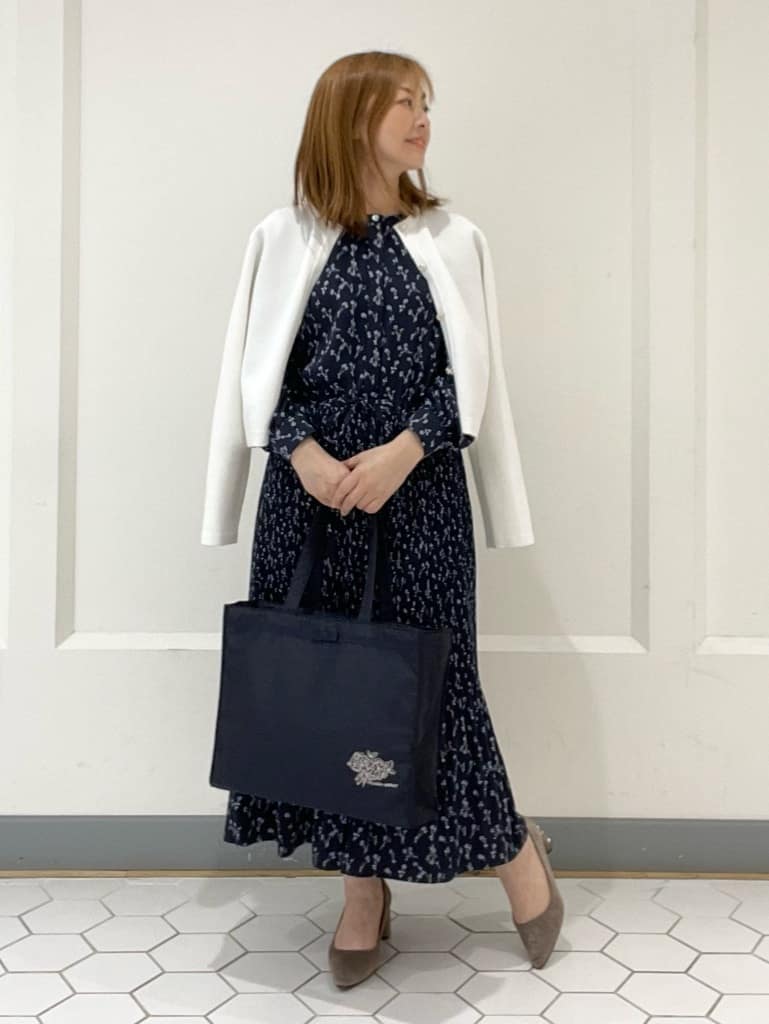 LAURA ASHLEYの【洗える/ウエストリボン付き/同柄アイテムあり】マノーローズ柄ワンピースを使ったコーディネートを紹介します。｜Rakuten Fashion(楽天ファッション／旧楽天ブランドアベニュー)3569157
