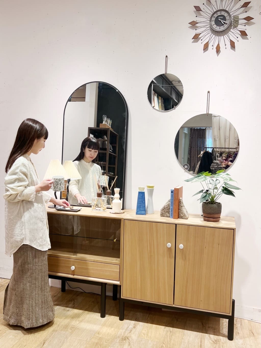 journal standard FurnitureのWAVY TABLE LAMP ウェービー テーブル ランプ 電球付属を使ったコーディネートを紹介します。｜Rakuten Fashion(楽天ファッション／旧楽天ブランドアベニュー)3579389
