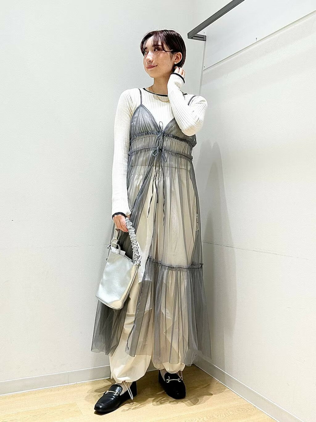 LAKOLEのギャザーハンドルミニ2WAYショルダーバッグを使ったコーディネートを紹介します。｜Rakuten Fashion(楽天ファッション／旧楽天ブランドアベニュー)3582411