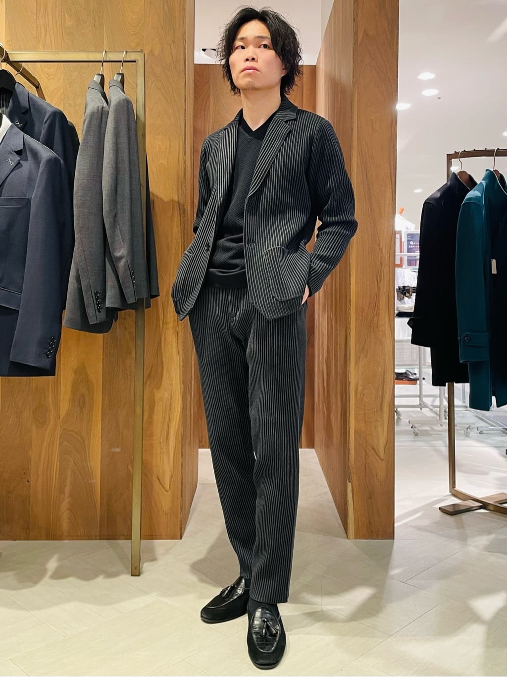 MEN'S BIGIのフクレジャカードデザインVネックTEEを使ったコーディネートを紹介します。｜Rakuten Fashion(楽天ファッション／旧楽天ブランドアベニュー)3602059