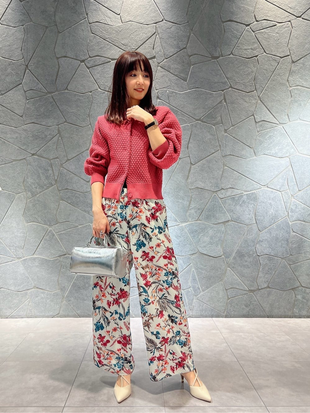 Vinのメタリックレザーミニボストンバッグを使ったコーディネートを紹介します。｜Rakuten Fashion(楽天ファッション／旧楽天ブランドアベニュー)3609944