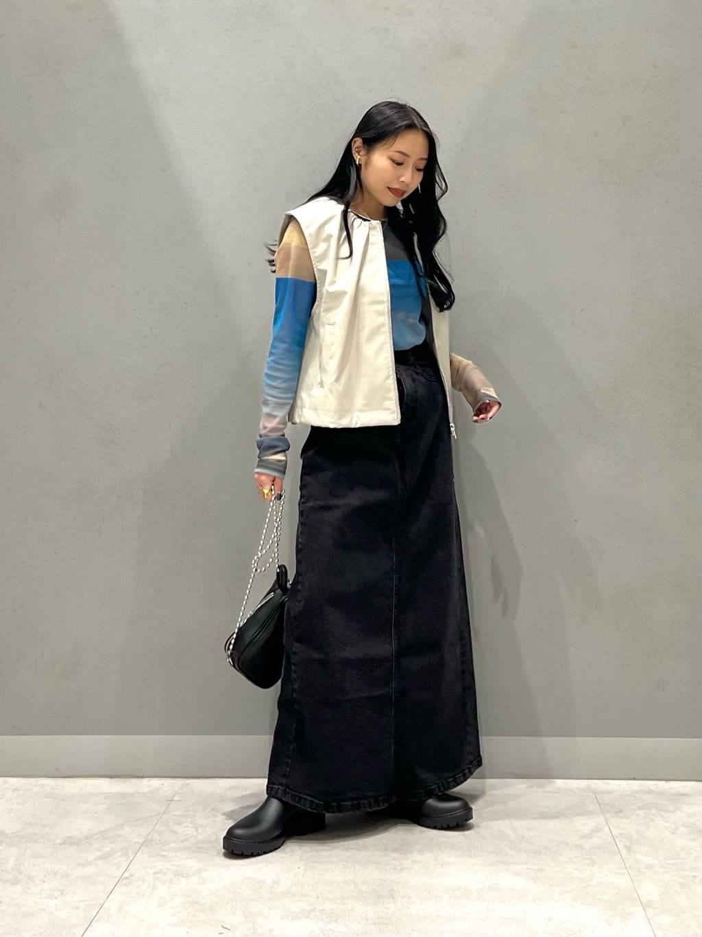 LASUDの「05」ロングデニムスカート(White color/Black color)を使ったコーディネートを紹介します。｜Rakuten Fashion(楽天ファッション／旧楽天ブランドアベニュー)3633964