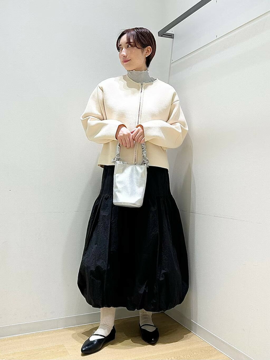 LAKOLEのギャザーハンドルミニ2WAYショルダーバッグを使ったコーディネートを紹介します。｜Rakuten Fashion(楽天ファッション／旧楽天ブランドアベニュー)3640034