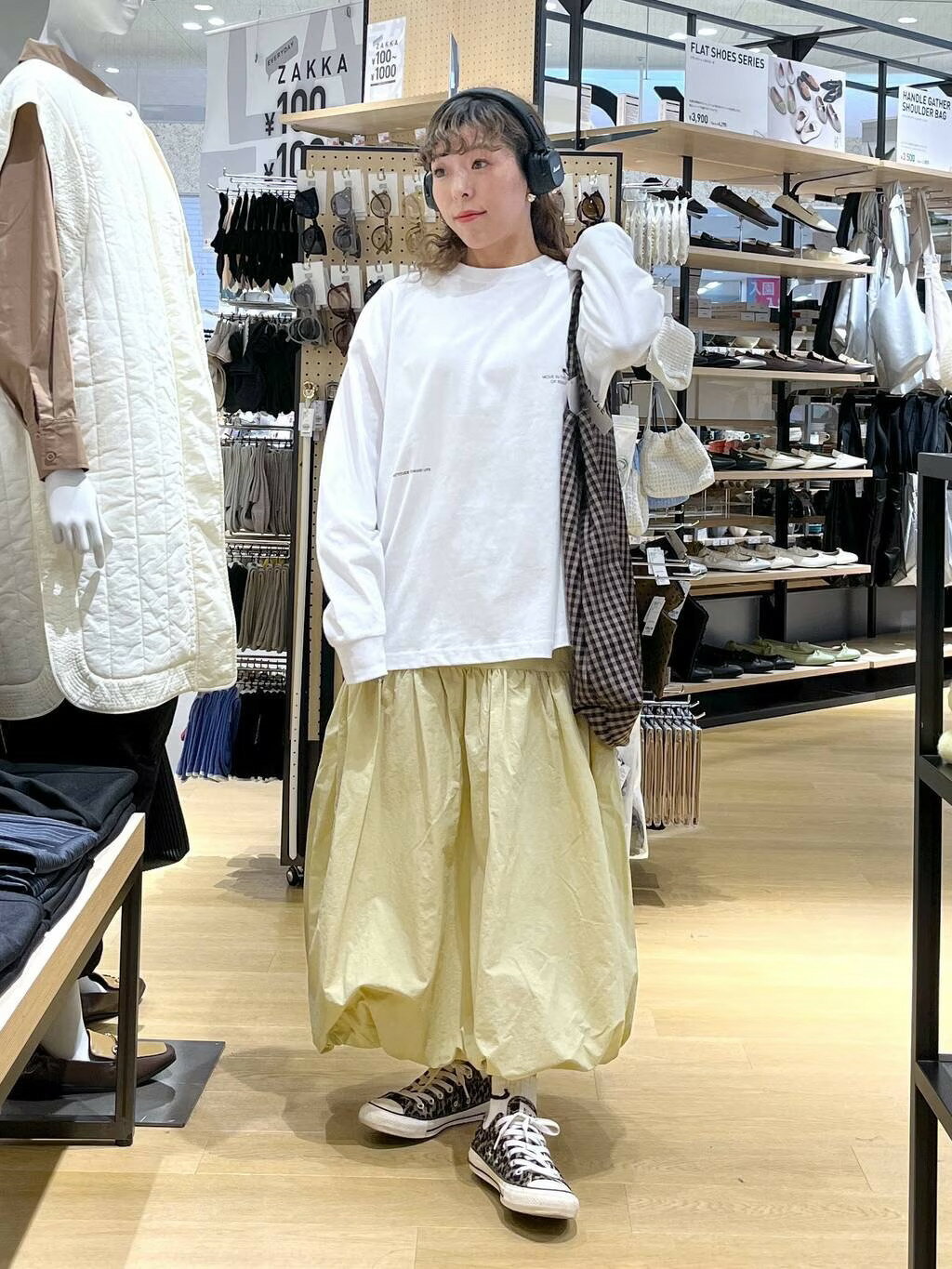 LAKOLEのスクエアビックトートバックを使ったコーディネートを紹介します。｜Rakuten Fashion(楽天ファッション／旧楽天ブランドアベニュー)3640045