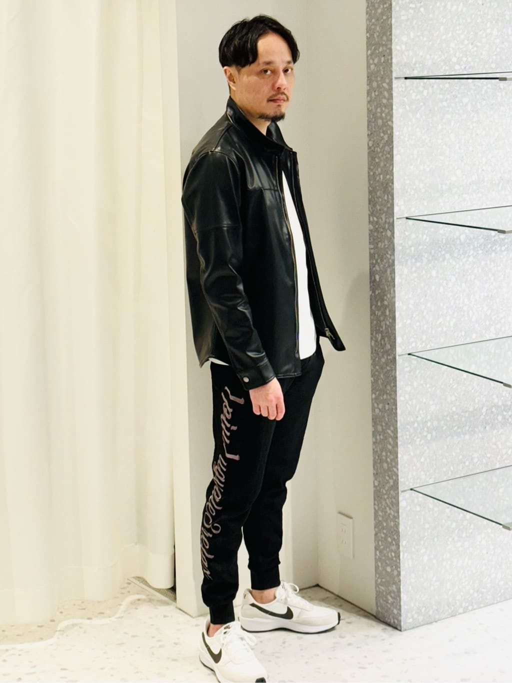 MEN'S BIGIの【1PIU1UGUALE3 RELAX】別注梨地ニットパンツを使ったコーディネートを紹介します。｜Rakuten Fashion(楽天ファッション／旧楽天ブランドアベニュー)3664256